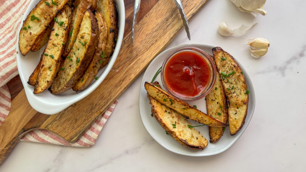 Recette de quartiers de pommes de terre à l'ail rôti et au zaatar à 3 ingrédients