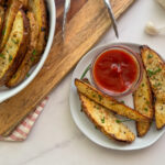 Recette de quartiers de pommes de terre à l'ail rôti et au zaatar à 3 ingrédients