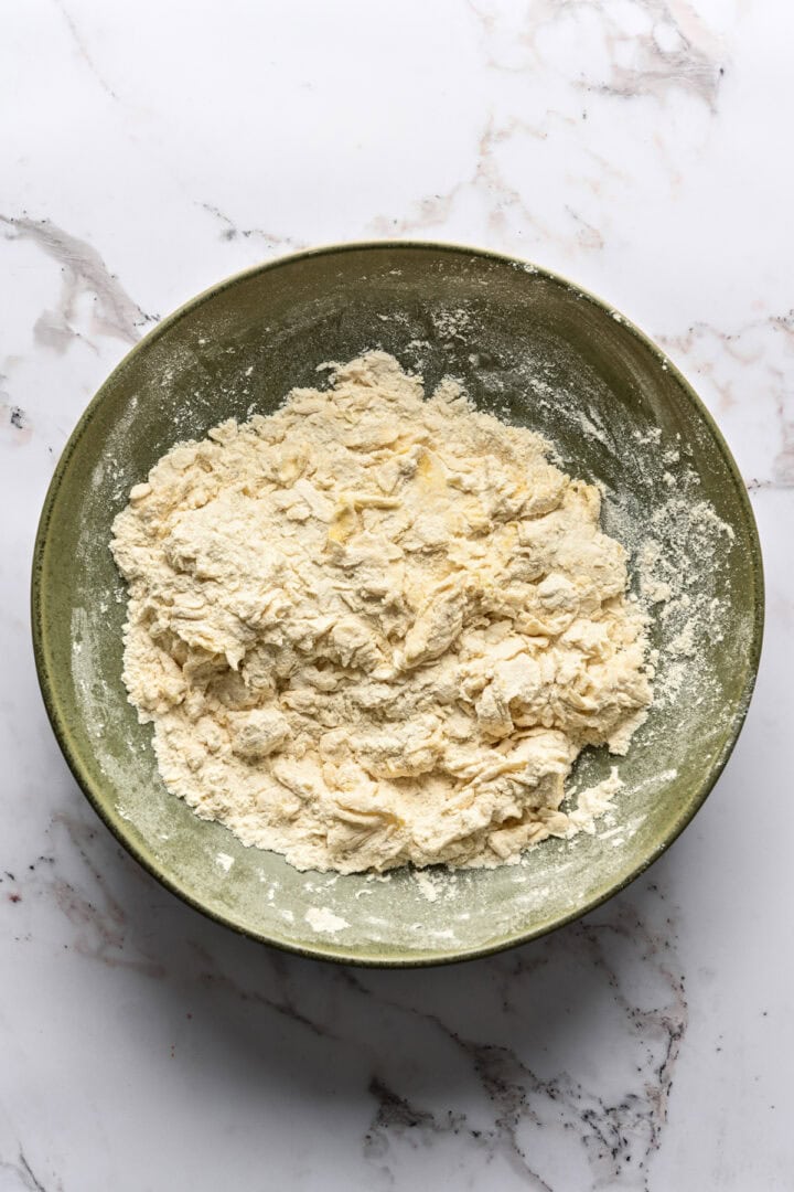 pâte à craquelins mélangée dans une pâte hirsute.