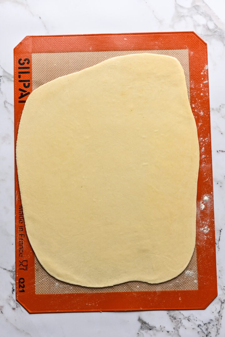 pâte à crackers roulée en un grand rectangle.