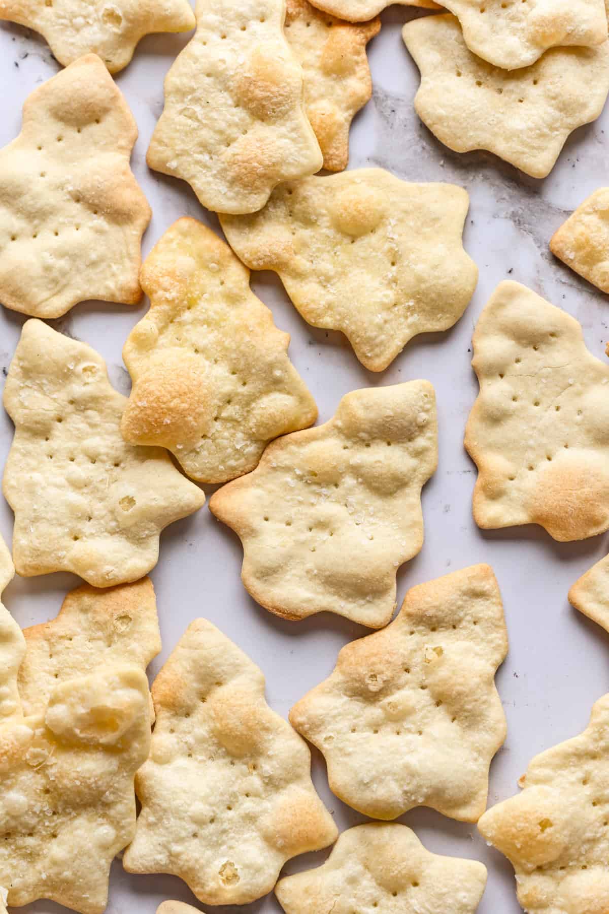 vue aérienne de craquelins en forme d'arbre de Noël sur marbre.