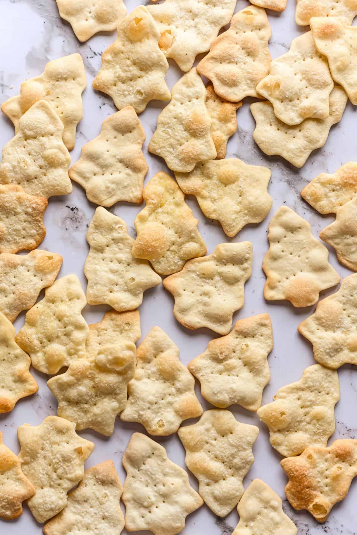 vue aérienne de craquelins en forme d'arbre de Noël sur marbre.