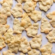 vue aérienne de craquelins en forme d'arbre de Noël sur marbre.