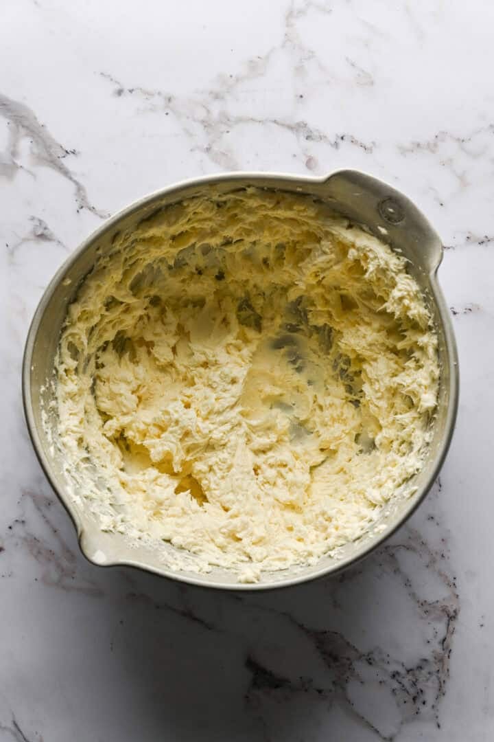 fromage à la crème, feta et fromage de chèvre mélangés dans un bol.