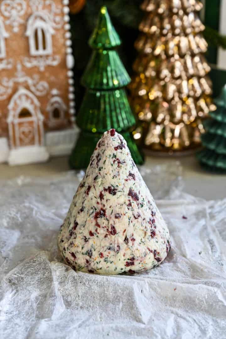 Mélange de boules de fromage en forme de cône.