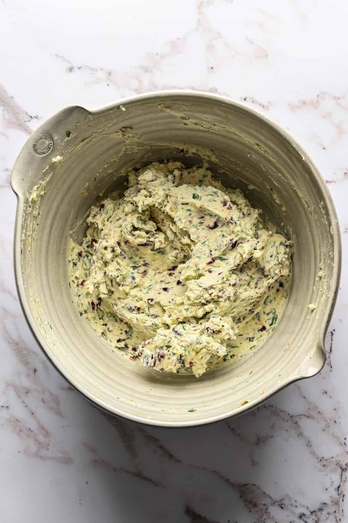 mélange de boules de fromage dans un bol à mélanger.