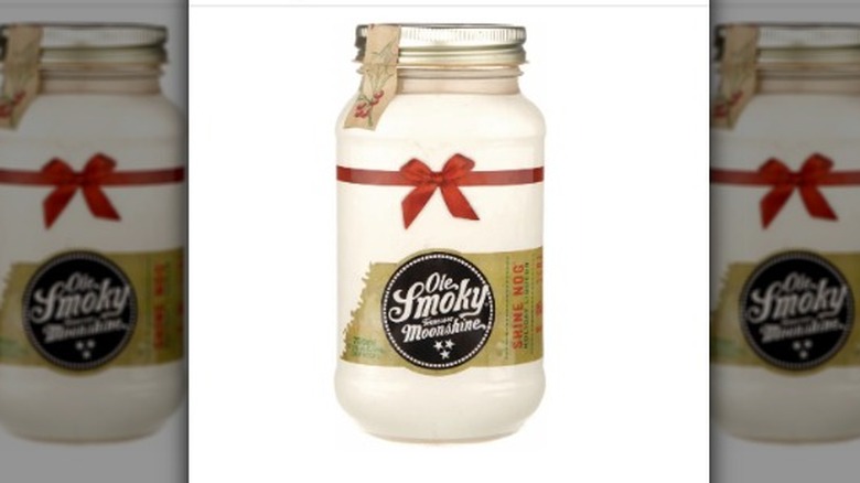 Ole Smoky Shine Nog sur fond blanc