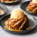 Mini puddings aux figues avec sauce caramel