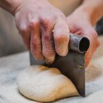 Pourquoi le grattoir d'établi à 1,25 $ de Dollar Tree pourrait être votre achat de cuisine le plus intelligent à ce jour