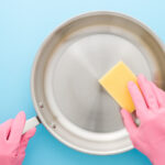 Des casseroles et poêles en acier inoxydable d’aspect trouble ? Voici pourquoi cela se produit et comment y remédier