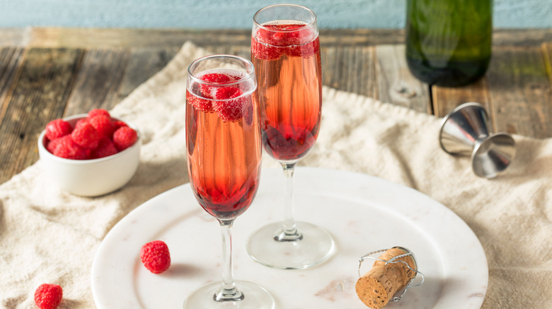 Deux cocktails Kir Royale aux framboises