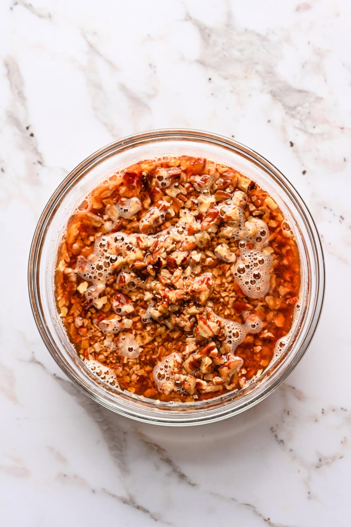 Vue aérienne de noix trempées dans du bourbon.