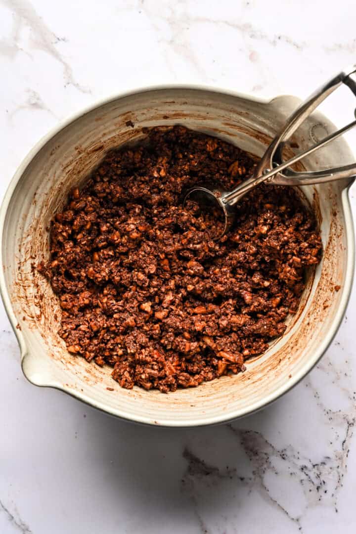 Déposer la pâte en boule de bourbon avant de la ramasser et de la façonner.