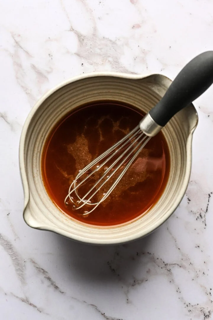 Mouillez les ingrédients dans un bol.