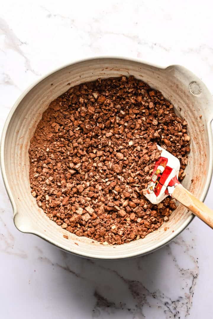 Vue aérienne de la pâte à boules de bourbon avant d'ajouter les ingrédients humides.