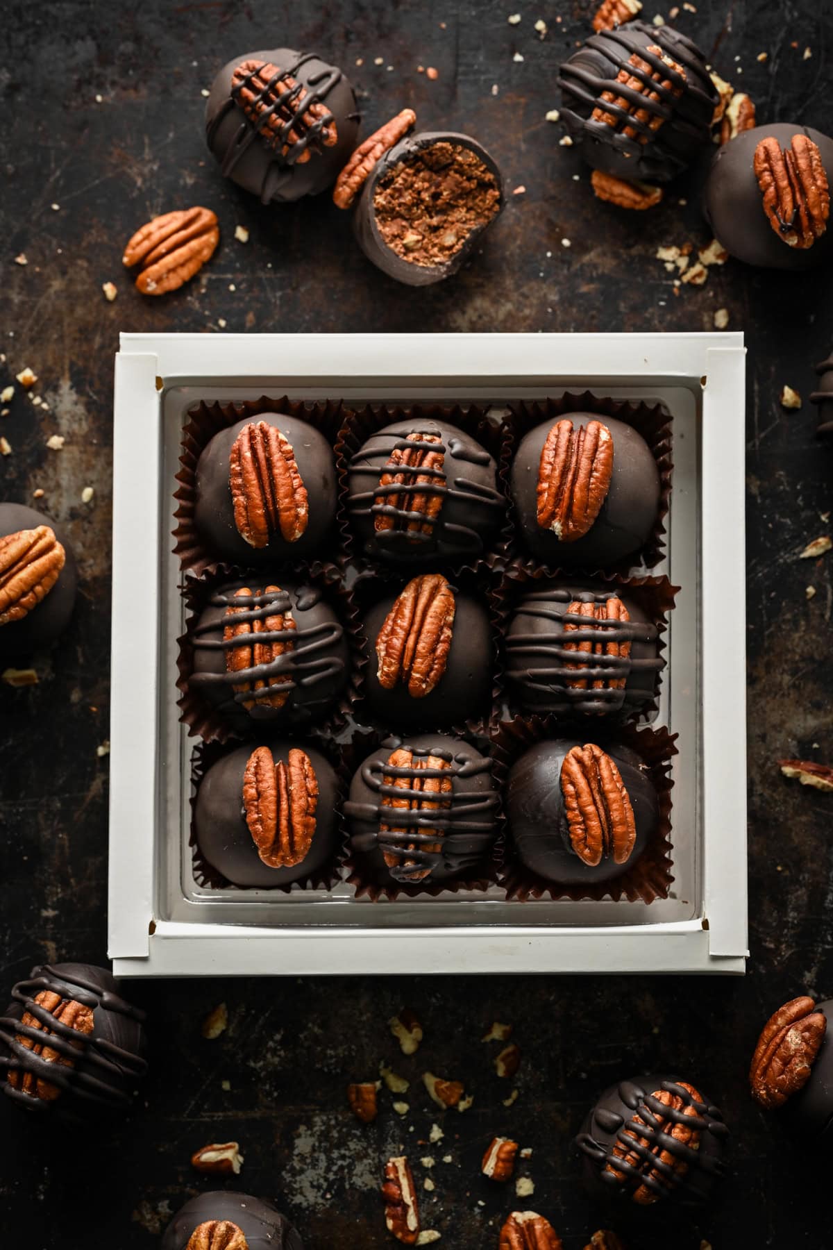 Vue aérienne de boules de bourbon dans une boîte.