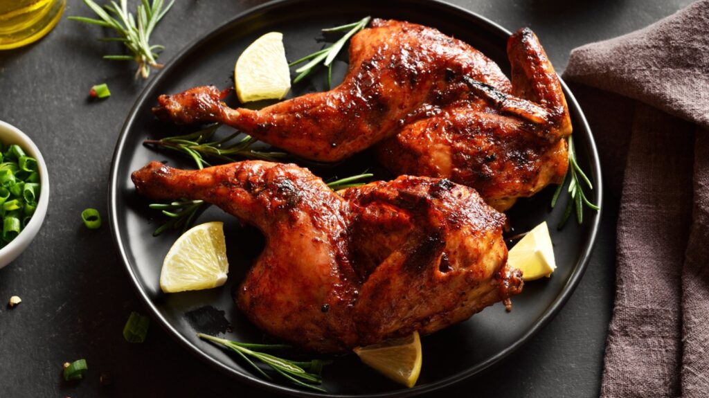 L'ustensile de cuisine que les gens utilisent pour un poulet cuit au four bien plus croustillant