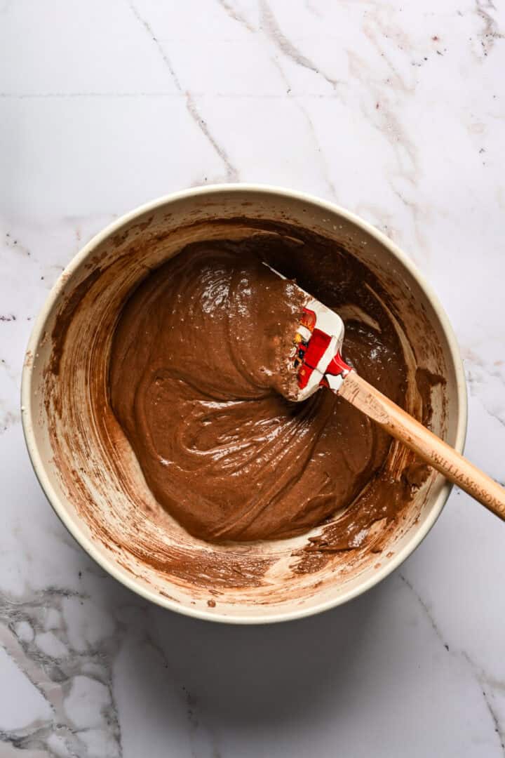 Vue aérienne des ingrédients humides et secs après mélange.