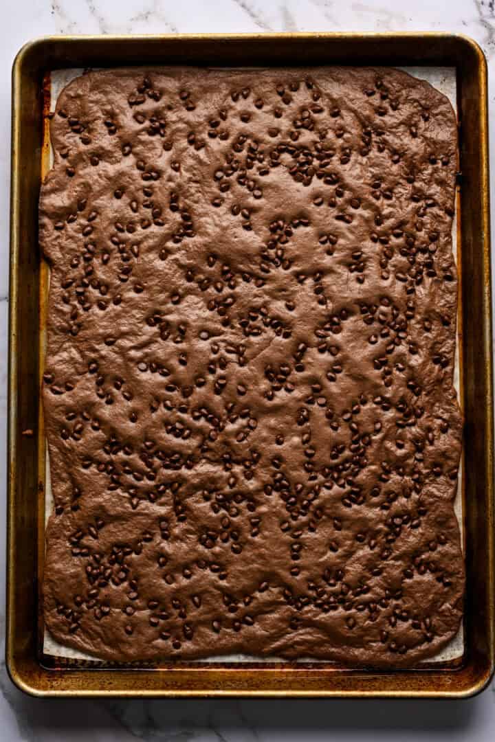 Vue aérienne du brownie cassant après sa sortie du four.