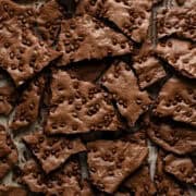 Vue aérienne du brownie cassant brisé en morceaux.