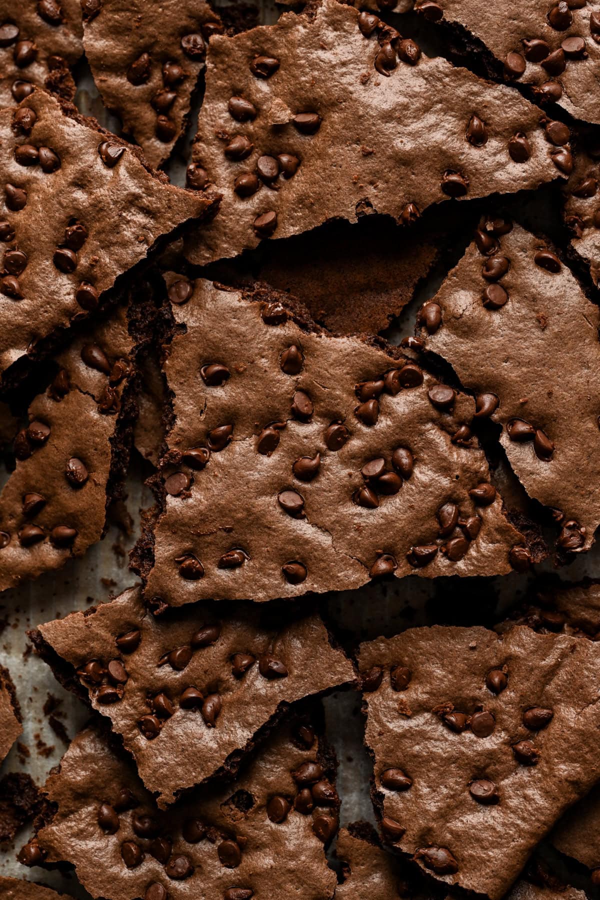 Vue aérienne du brownie cassant brisé en morceaux.