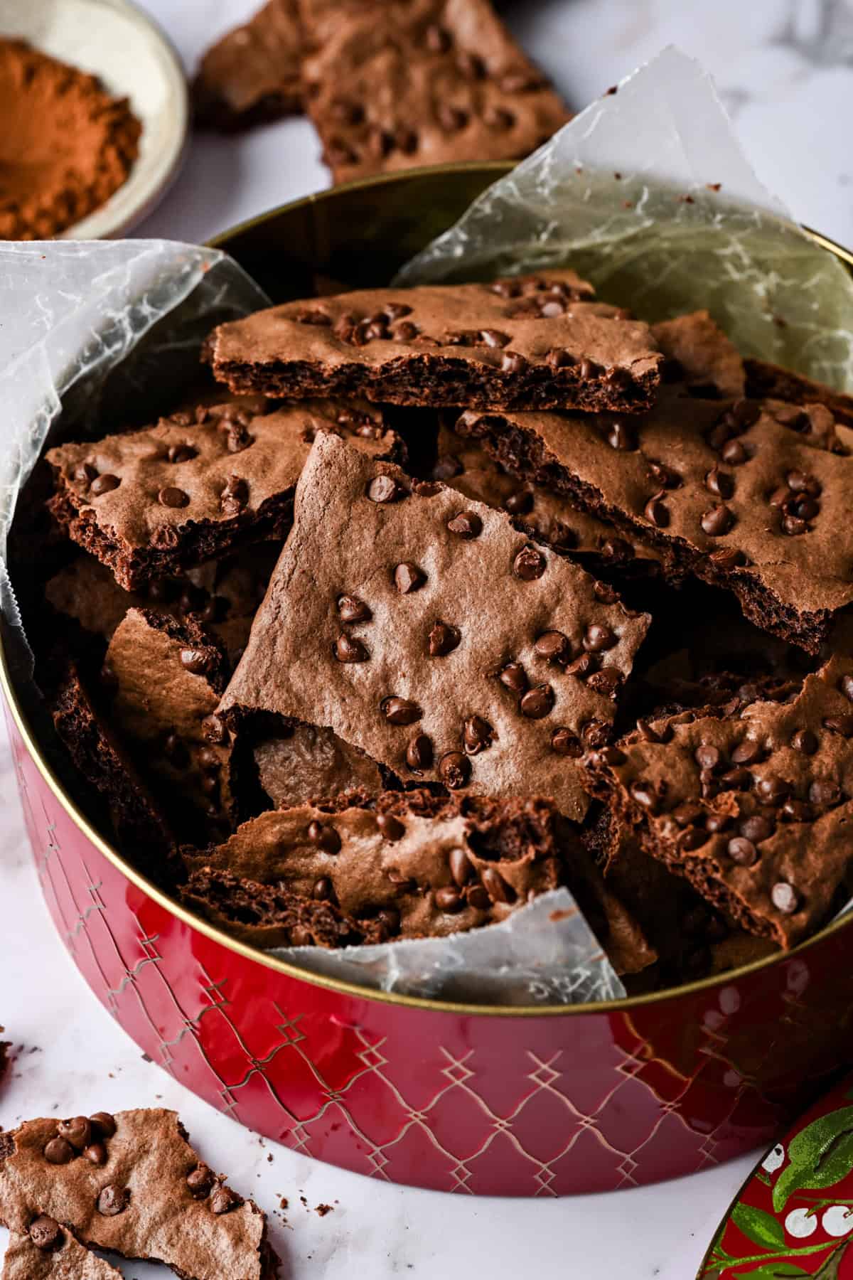 Vue aérienne d'un brownie cassant dans une boîte de conserve.