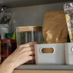 Comment utiliser les casseroles à vaisselle à 1,50 $ de Dollar Tree pour un stockage étiqueté qui apprivoise le chaos du garde-manger