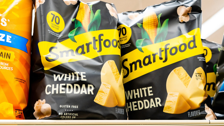 Pop-corn au cheddar blanc Smartfood sur les étagères d'une épicerie