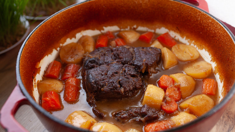 Rôti braisé avec oignons, carottes et pommes de terre