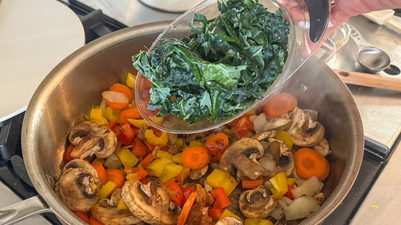 main, ajout de chou frisé à la poêle