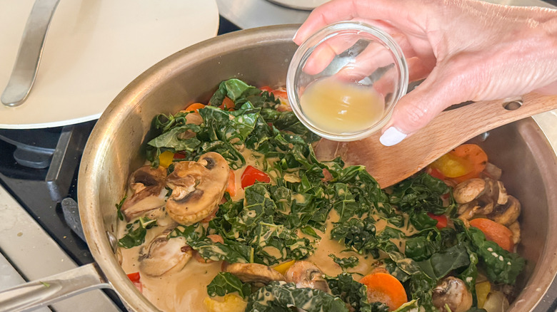 main, ajout de jus de citron vert