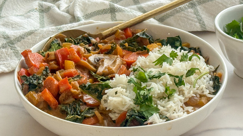 gros plan d'un bol de curry