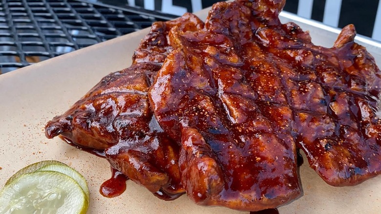 Snoots et cornichons grillés glacés sur papier parchemin brun