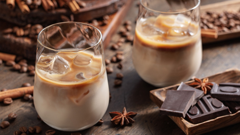 cocktails au café à la crème irlandaise dans des verres à vin sans pied