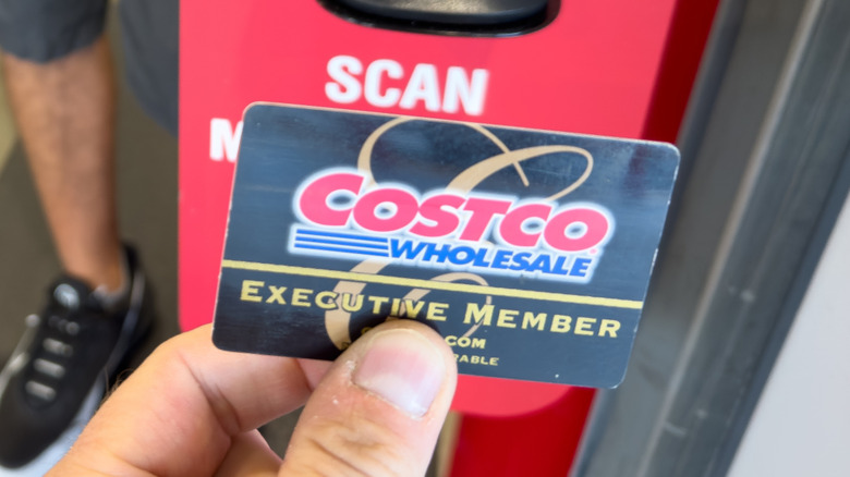 Personne scannant la carte de membre Costco Executive