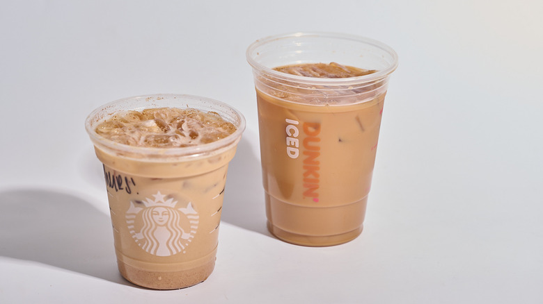 Starbucks et expressos Dunkin' secoués les uns à côté des autres sur une table