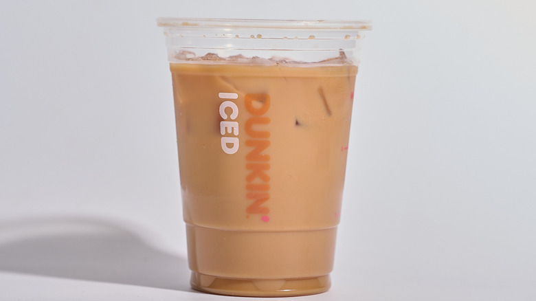 Dunkin' espresso secoué de cassonade glacée sur une table