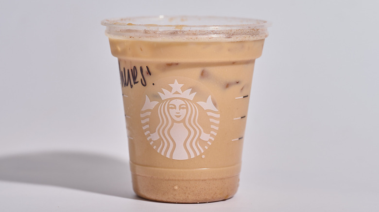 Starbucks, espresso secoué de cassonade glacée sur une table