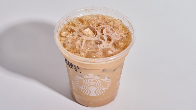 Un expresso secoué Starbucks posé sur une table blanche.