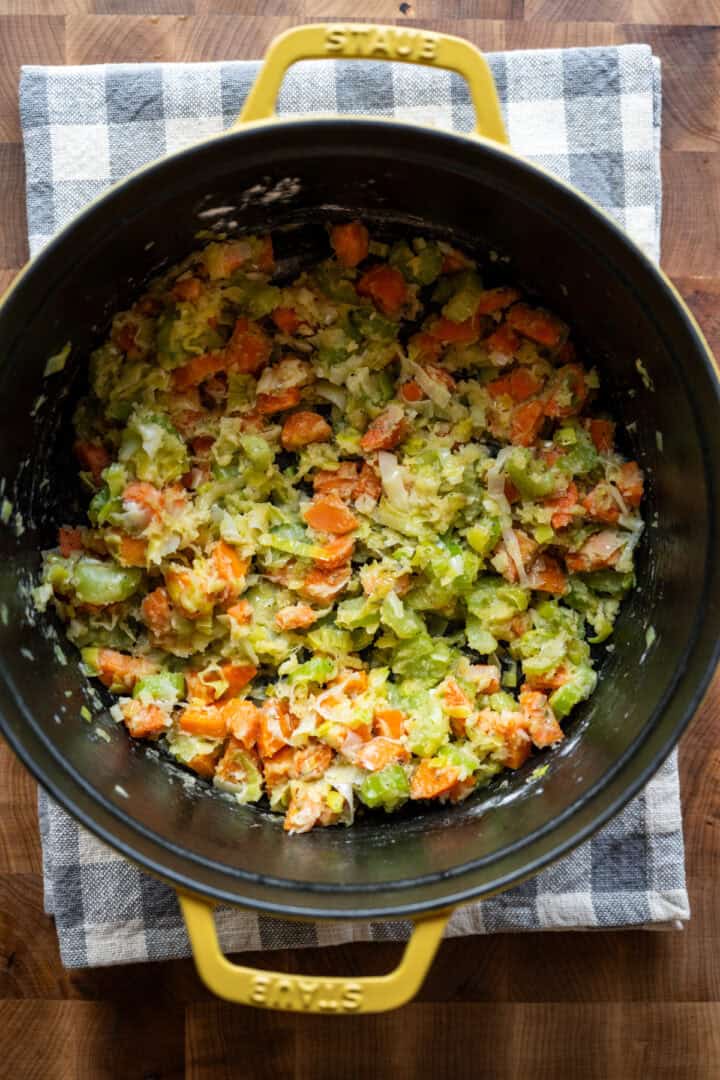 Vue aérienne de carottes et de céleri enrobés de roux.