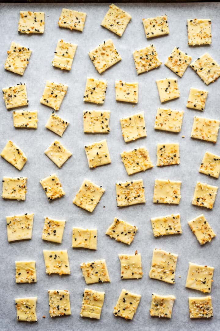 Carrés de pâte feuilletée avant cuisson.