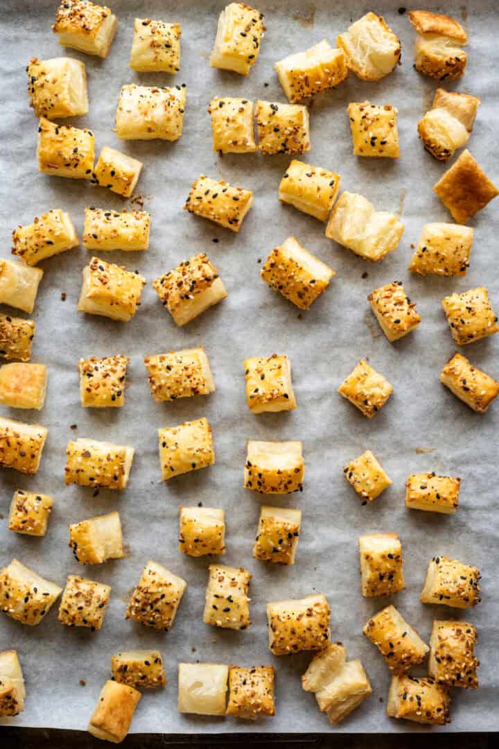 Poter les croûtons de tarte après la cuisson.
