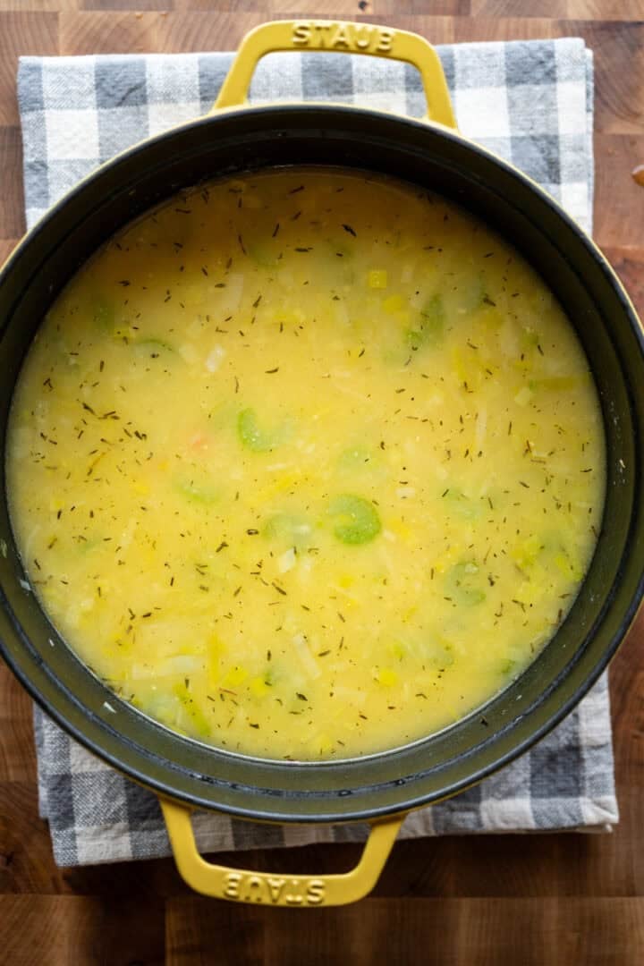 Vue aérienne de la soupe au pâté au poulet dans une casserole.