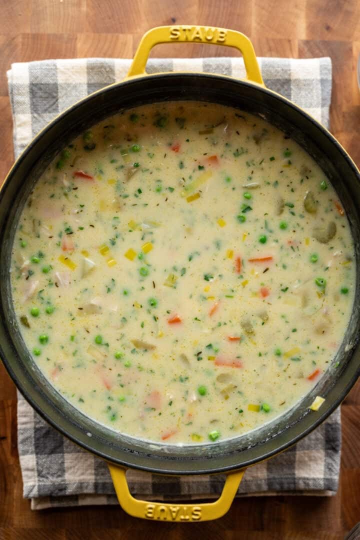 Vue aérienne de la soupe à tarte au pot dans une casserole.