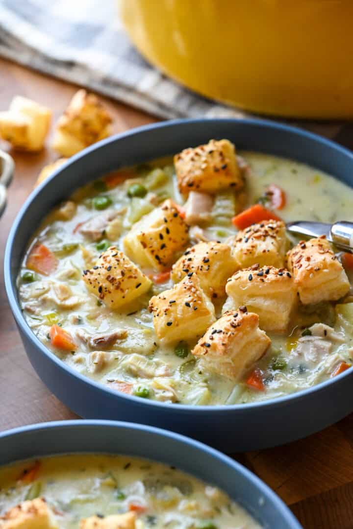 Vue de face de la soupe au pâté au poulet dans un bol.