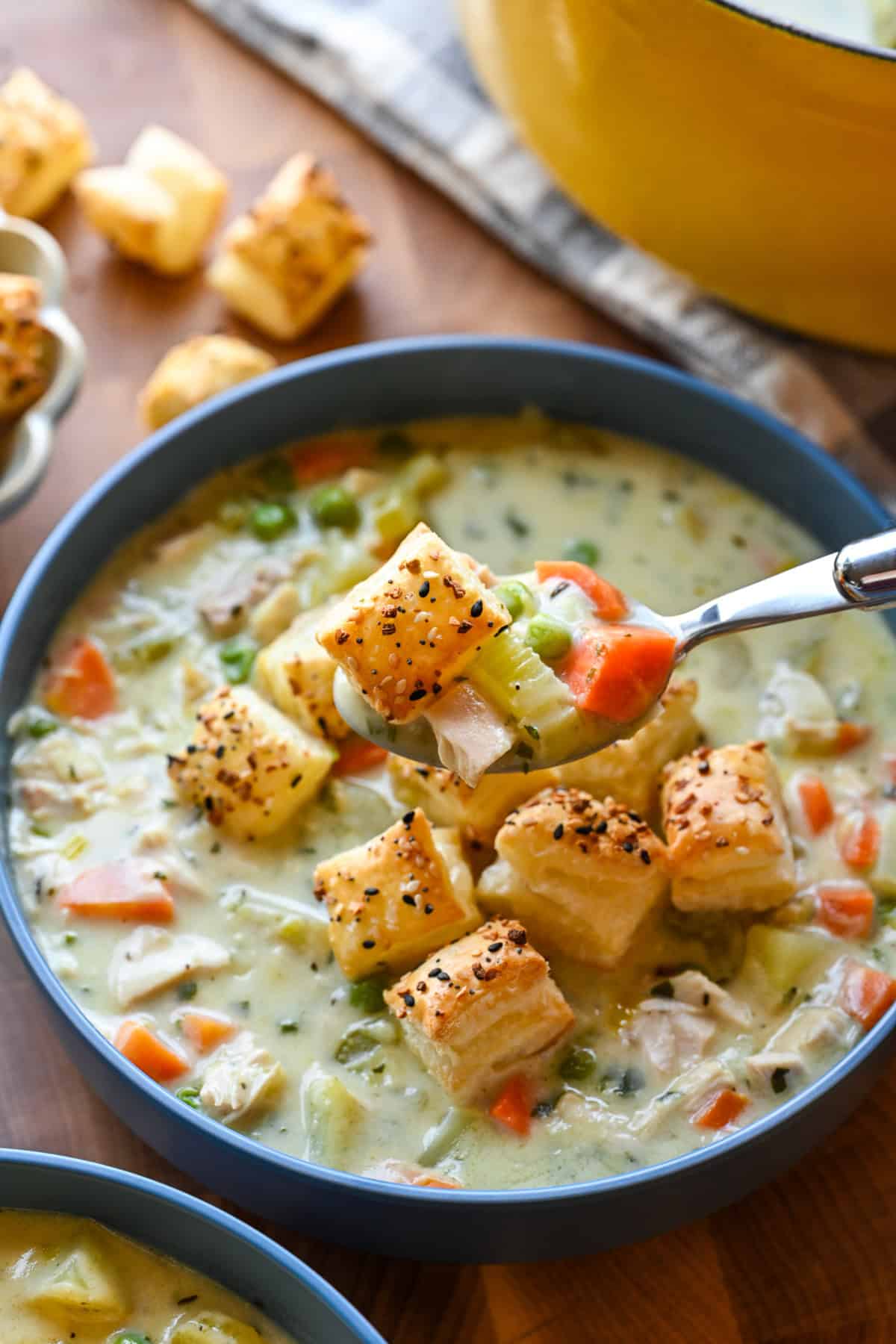 Vue de face de la soupe au pâté au poulet dans un bol.