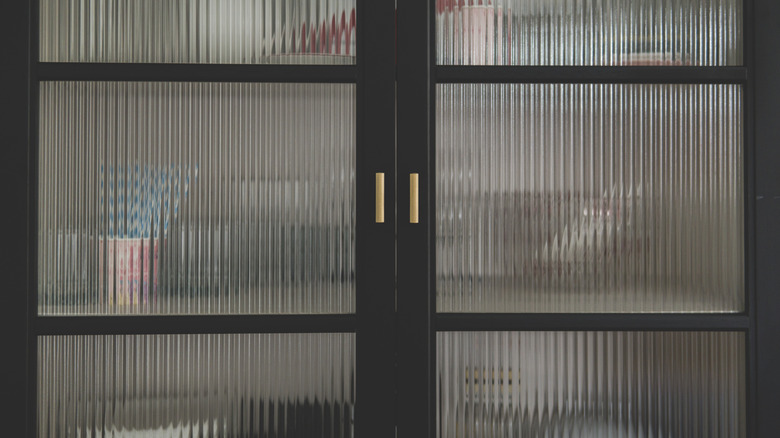 Les portes du garde-manger sont dotées de panneaux de verre.