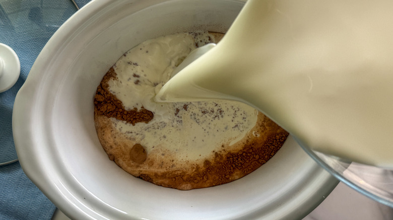 lait versé dans la mijoteuse