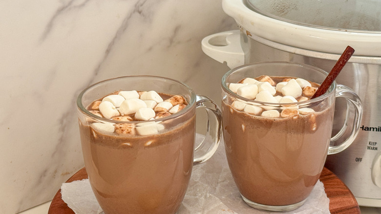 2 tasses à côté de la mijoteuse