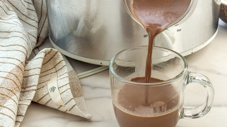 louche de chocolat chaud dans une tasse